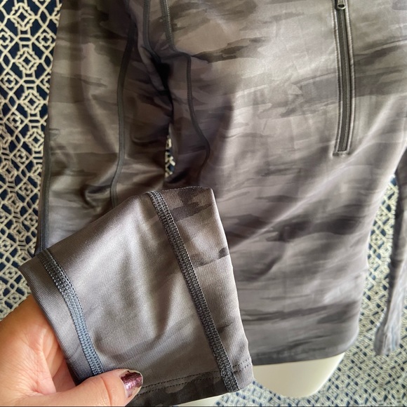 Under Armor Quarter Zip - Picture 5 of 5